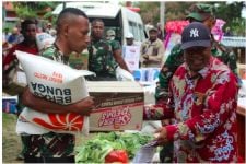 Kodim Jayawijaya Serahkan Bansos Kepada Keluarga Almarhum Pendeta Mesak Wakerkwa - JPNN.com Papua