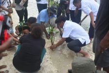 Pemerintah Bersama Masyarakat Raja Ampat Tanam Ribuan Mangrove - JPNN.com Papua