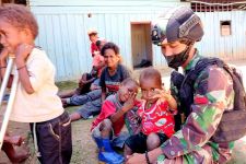 Anak-Anak di Papua Tampak Bahagia Bareng Personel TNI, Lihat - JPNN.com Papua