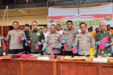 TNI dan Polri Memburu Pemilik Sepeda Motor yang Membawa Bom Saat Aksi Save Gubernur Lukas Enembe - JPNN.com Papua