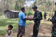 Personel Satgas Yonif Mekanis 203/AK Beranjangsana kepada Masyarakat di Lanny Jaya - JPNN.com Papua