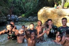 Personel Satgas Yonif 126/KC Ajak Anak-Anak Perbatasan Papua Bermain di Sungai, Lihat Penampakannya - JPNN.com Papua