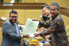 Senator Filep Menyoal Kemiskinan di Papua dan Pemberantasan Korupsi - JPNN.com Papua