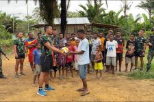 Satgas Yonif 126/KC Berikan Sarana Olahraga di Perbatasan Papua  - JPNN.com Papua