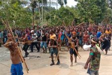 Massa Pendukung Lukas Enembe Ancam KPK jika Menjemput Paksa Gubernur Papua  - JPNN.com Papua