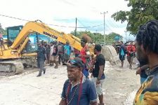 Massa Memblokade Jalan Menuju Kediaman Lukas Enembe, Lihat - JPNN.com Papua