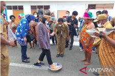 Tiba di Bandara Rendani, Menteri Bintang Ikuti Ritual Adat Injak Piring, Lihat   - JPNN.com Papua