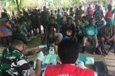 Satgas Yonif Raider 600/Modang Lakukan Pengobatan dan Pembagian Nutrisi Gratis untuk Masyarakat - JPNN.com Papua