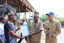Bagikan 409 Dokumen, Ditjen Dukcapil Kemendagri Gelar Jemput Bola di Festival Asmat Pokman - JPNN.com Papua