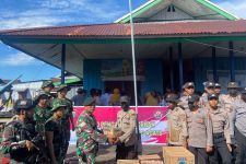 Satgas Yonif Raider 600/Modang Serahkan Bantuan untuk Korban Kebakaran di Agats - JPNN.com Papua