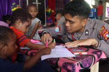 Polisi Ajari Anak-anak di Yahukimo Tentang Cara Membaca dan Menulis - JPNN.com Papua
