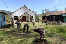 Satgas Yonif Raider 142/KJ Bersama Warga Bersihkan Lingkungan Gereja - JPNN.com Papua