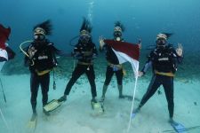 Peringati Sumpah Pemuda, Wamendagri Gelar Pengibaran Bendera Merah Putih di Dasar Laut - JPNN.com Papua