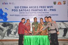 Danrem Merauke dan Pos Satgas Pamtas RI-PNG Menguji Coba Akses Free WiFiTNI - JPNN.com Papua