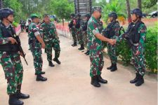 Menyalami Prajurit Bersenjata di Perbatasan RI-PNG, Letjen TNI Arif Rahman: Jangan Sampai Lengah - JPNN.com Papua