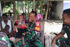 Memberantas Stunting, Danramil Kapten Infanteri HA Hutabarat Mengangkat Dua Anak Asuh di Wilayah Binaannya - JPNN.com Papua