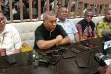 Tim Penyidik KPK Tiba di Jayapura, Kuasa Hukum Lukas Enembe Bilang Begini - JPNN.com Papua