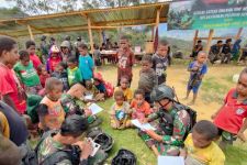 Satgas TNI Ajak Anak-anak Papua Pegunungan untuk Belajar dan Bermain, Lihat - JPNN.com Papua