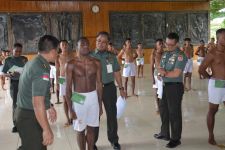 Pimpin Sidang Parade Calon Tamtama PK TNI AD 2022, Danrem Merauke Tatap Pria Tak Berbaju - JPNN.com Papua