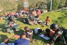 Aksi Personel TNI Bersama Anak-anak di Pegunungan Tengah Papua Mendapat Pujian - JPNN.com Papua