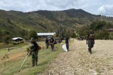 Satgas Yonif Mekanis 203/AK Melaksanakan Karya Bhakti di Lingkungan Gereja - JPNN.com Papua