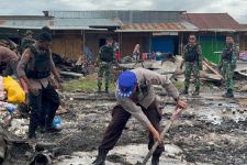 TNI-Polri Bersihkan Lokasi yang Dibakar Massa di Dogiyai Papua - JPNN.com Papua