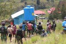 Satgas TNI Bantu Alirkan Air Bersih untuk Masyarakat Distrik Ilaga Papua - JPNN.com Papua