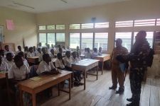 Satgas Yonif Mekanis 203/AK Ikut Memajukan Pendidikan di Lanny Jaya Papua - JPNN.com Papua