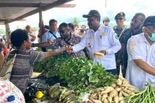 Bupati Nduga Berikan Bantuan Kepada Para Pedagang di Pasar Kenyam - JPNN.com Papua