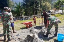 Babinsa Koramil Beoga Gelar Karya Bakti Bersama Masyarakat, Lihat - JPNN.com Papua