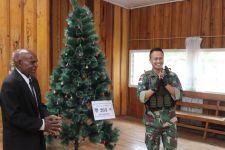 Satgas TNI Berikan Pohon Natal untuk Gereja di Lannya Jaya Papua  - JPNN.com Papua