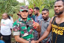 Babinsa Koramil 1710-02/Timika Laksanakan Pengamanan Sekaligus Komsos - JPNN.com Papua