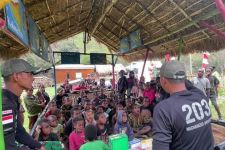 Anak-Anak Distrik Malagay Tampak Ceria Bersama Satgas Yonif Mekanis 203/AK - JPNN.com Papua