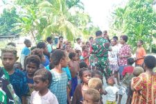 Babinsa Koramil 1710-07/Mapurujaya Memotivasi Anak-Anak untuk Belajar - JPNN.com Papua
