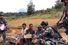 Satgas Yonif Mekanis 203/AK Berikan Sepatu Baru untuk Anak-anak di Pegunungan Tengah - JPNN.com Papua