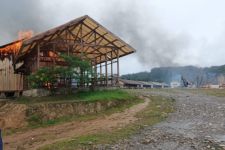 Seusai Tembak Pesawat, KKB Juga Membakar Bangunan Sekolah - JPNN.com Papua