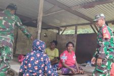 Babinsa Koramil 1710-04/Tembagapura Laksanakan Komsos dengan Masyarakat - JPNN.com Papua