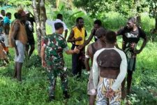 Babinsa Serda Tangkas Gelar Komsos dengan Warga Binaan di Timika - JPNN.com Papua