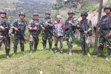 Personel Satgas Yonif Mekanis 203/AK Beranjangsana Kepada Tokoh Masyarakat - JPNN.com Papua