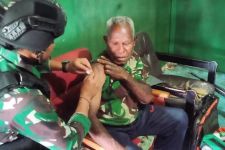 Satgas Yonif Mekanis 203/AK Bergerak Cepat Bantu Pendeta yang Sedang Sakit - JPNN.com Papua