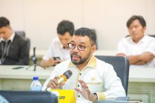 Gaji Guru di Fakfak Belum Dibayar, Senator Filep Bereaksi, Tegas - JPNN.com Papua