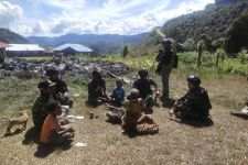 Personel Satgas Yonif Mekanis 203/AK Bantu Warga Tertimpa Musibah - JPNN.com Papua