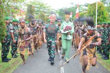 Kolonel Inf Agus Widodo Jalani Tradisi Penerimaan Sebagai Danrem 174 Merauke - JPNN.com Papua