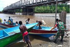 Babinsa Serda Tangkas & Koptu Redemtus Membantu Nelayan di Timika - JPNN.com Papua