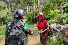 Satgas Yonif Mekanis 203/AK Bersilaturahmi dengan Masyarakat di Kampung Ambrigime - JPNN.com Papua