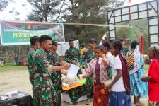 Personel Satgas Yonif Mekanis 203/AK Peduli Gizi Anak, Lihat - JPNN.com Papua