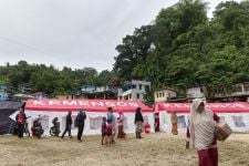 Mensos Risma Kunjungi Korban Gempa Jayapura di Tenda Pengungsian - JPNN.com Papua