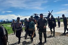 Tim Gabungan TNI dan Polri Mengevakuasi 18 Warga dari Nduga Papua - JPNN.com Papua