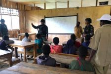 Satgas Yonif Mekanis 203/AK Mengajar di SD Inpres Brume Distrik Balingga - JPNN.com Papua