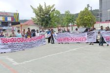 Sidang Praperadilan Plt Bupati Mimika Diwarnai Aksi Demonstrasi  - JPNN.com Papua